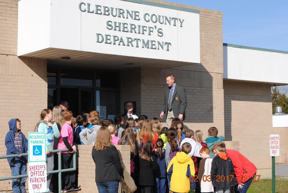 Sheriff Brown talking to the Heber Springs fourth grade class outside of the Sheriff's Department before their tour.